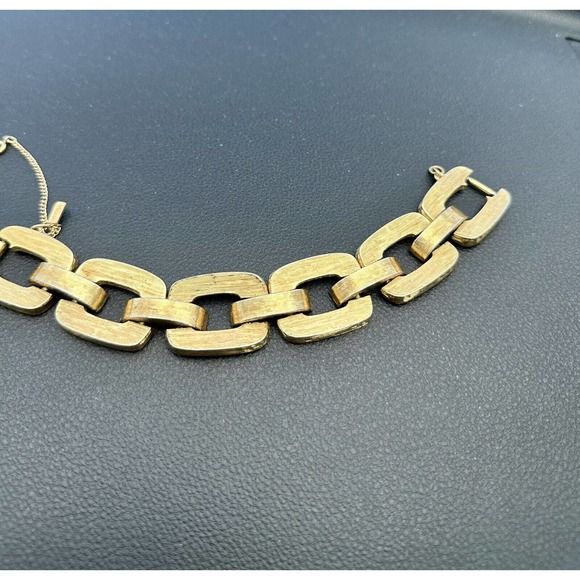 MONET DESIGNER SIGNED GOLD TONE VINTAGE LINK BRACELET WITH SAFETY CHAIN - Picture 2 of 9